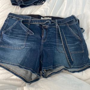 Brand new Torrid size 20 denim shorts with belt